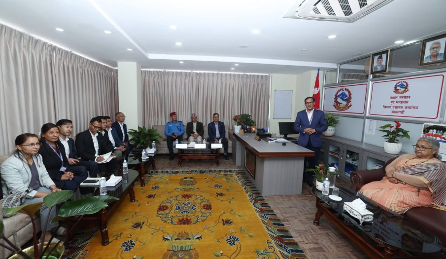 सेवा प्रवाहको नवीनतम मोडेल PAS को विषयमा जानकारी गराउनुहुदै श्रीमान प्रमुख जिल्ला अधिकारीज्यू